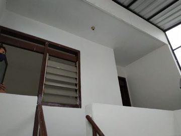 RUMAH MANYAR REJO, Hadap utara Strategis