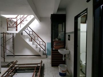 RUMAH MANYAR REJO, Hadap utara Strategis
