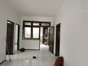 RUMAH MANYAR REJO, Hadap utara Strategis