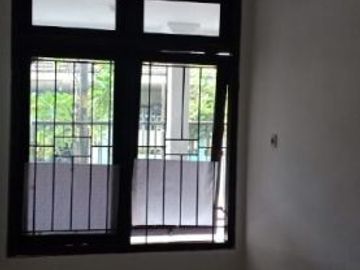 RUMAH MANYAR REJO, Hadap utara Strategis