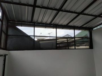 RUMAH MANYAR REJO, Hadap utara Strategis