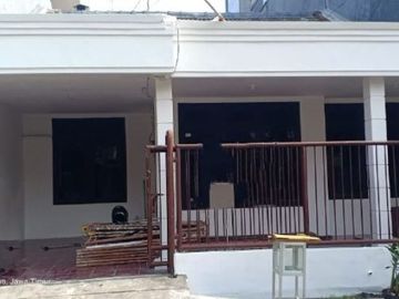 RUMAH MANYAR REJO, Hadap utara Strategis