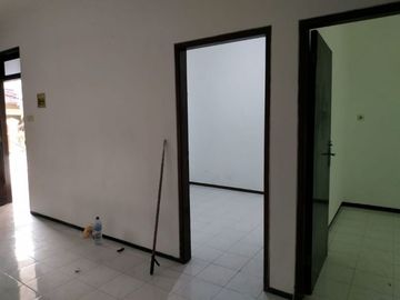 RUMAH MANYAR REJO, Hadap utara Strategis