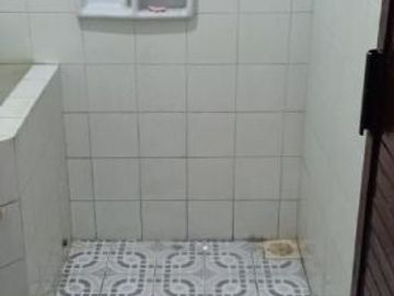 RUMAH MANYAR REJO, Hadap utara Strategis