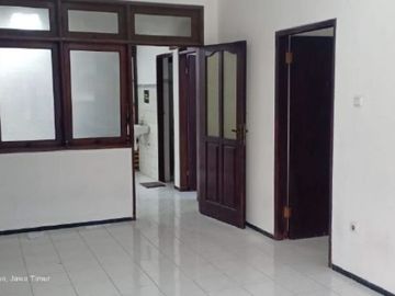 RUMAH MANYAR REJO, Hadap utara Strategis