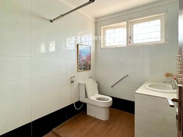 Dijual Rumah Hook Di Pondok Indah Ada Halaman Dan Swimming Pool