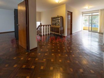 🏡 ¡Casa En Venta En Av. Higuereta – Surco!