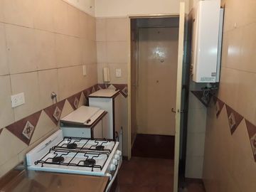 Depto 2 amb. Balcón al frente.
