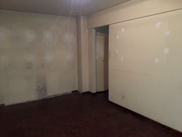 Depto 2 amb. Balcón al frente.