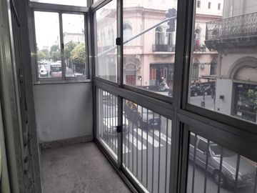 Depto 2 amb. Balcón al frente.