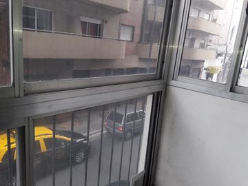 Depto 2 amb. Balcón al frente.