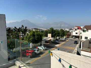 Casa Venta Puerta de Hierro Castilla Monterrey 3 Pisos Magnificas Amenidades Alberca Cancha Excelentes, Hermosos y Amplios Jardines (inmediato HEB Pue