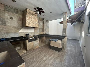 Casa Venta Puerta de Hierro Castilla Monterrey 3 Pisos Magnificas Amenidades Alberca Cancha Excelentes, Hermosos y Amplios Jardines (inmediato HEB Pue