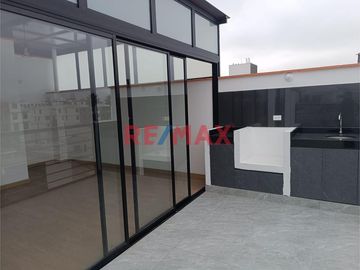 BELLO DUPLEX DE ESTRENO ENTREGA INMEDIATA URB LOS MANZANOS SURCO!
Precio S/ 960,000 no incluye cochera
Precio de cochera S/50,000 
Area Ocupada