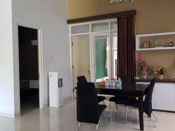 Rumah mewah 2 lantai di gayungkebonsari dekat raya a yani Harga nego, lokasi aman