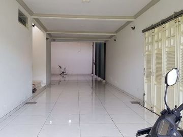 Rumah mewah 2 lantai di gayungkebonsari dekat raya a yani Harga nego, lokasi aman
