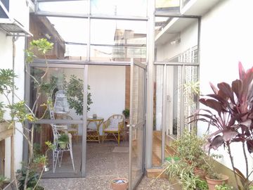 CASA DE 4 AMBIENTES EN LOTE PROPIO. ¡¡¡ EXCELENTE ESTADO