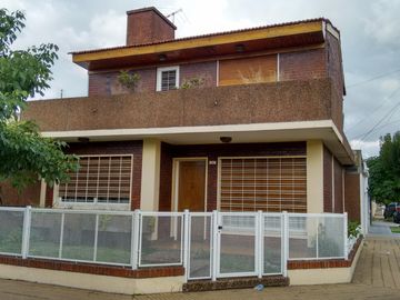CASA DE 4 AMBIENTES EN LOTE PROPIO. ¡¡¡ EXCELENTE ESTADO