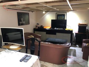 Hermoso y pintoresco dpto. tipo casa  2 amb. y medio, lateral, en muy buen estado