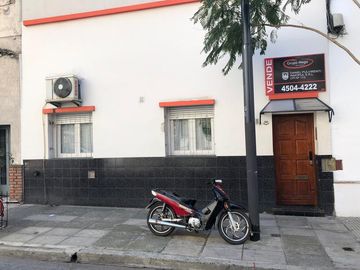 Hermoso y pintoresco dpto. tipo casa  2 amb. y medio, lateral, en muy buen estado