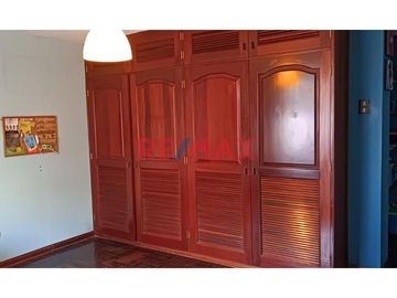 Venta de Amplia Casa de 120.25 m2 ubicada en Pasaje Los Olivos en la mejor zona de Pueblo Libre.

Primer piso:
- Puerta de entrada principal y carp