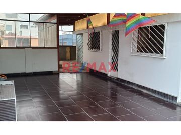 Venta de Amplia Casa de 120.25 m2 ubicada en Pasaje Los Olivos en la mejor zona de Pueblo Libre.

Primer piso:
- Puerta de entrada principal y carp