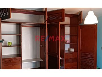 Venta de Amplia Casa de 120.25 m2 ubicada en Pasaje Los Olivos en la mejor zona de Pueblo Libre.

Primer piso:
- Puerta de entrada principal y carp