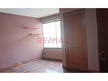 Venta de Amplia Casa de 120.25 m2 ubicada en Pasaje Los Olivos en la mejor zona de Pueblo Libre.

Primer piso:
- Puerta de entrada principal y carp