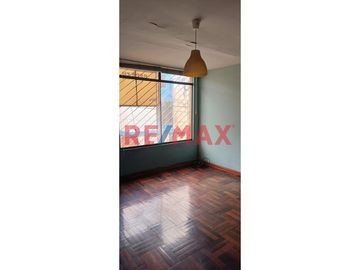 Venta de Amplia Casa de 120.25 m2 ubicada en Pasaje Los Olivos en la mejor zona de Pueblo Libre.

Primer piso:
- Puerta de entrada principal y carp