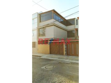 Venta de Amplia Casa de 120.25 m2 ubicada en Pasaje Los Olivos en la mejor zona de Pueblo Libre.

Primer piso:
- Puerta de entrada principal y carp