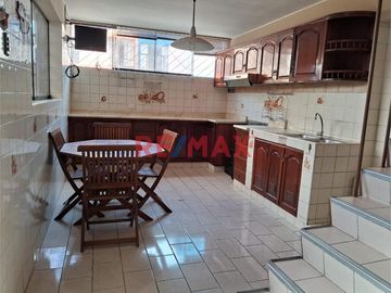 Venta de Amplia Casa de 120.25 m2 ubicada en Pasaje Los Olivos en la mejor zona de Pueblo Libre.

Primer piso:
- Puerta de entrada principal y carp