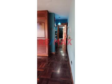 Venta de Amplia Casa de 120.25 m2 ubicada en Pasaje Los Olivos en la mejor zona de Pueblo Libre.

Primer piso:
- Puerta de entrada principal y carp