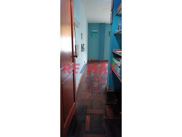 Venta de Amplia Casa de 120.25 m2 ubicada en Pasaje Los Olivos en la mejor zona de Pueblo Libre.

Primer piso:
- Puerta de entrada principal y carp