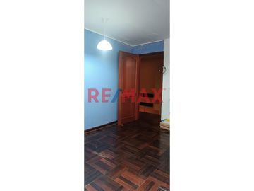 Venta de Amplia Casa de 120.25 m2 ubicada en Pasaje Los Olivos en la mejor zona de Pueblo Libre.

Primer piso:
- Puerta de entrada principal y carp