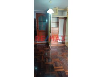 Venta de Amplia Casa de 120.25 m2 ubicada en Pasaje Los Olivos en la mejor zona de Pueblo Libre.

Primer piso:
- Puerta de entrada principal y carp