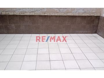 Venta de Amplia Casa de 120.25 m2 ubicada en Pasaje Los Olivos en la mejor zona de Pueblo Libre.

Primer piso:
- Puerta de entrada principal y carp