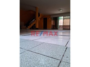 Venta de Amplia Casa de 120.25 m2 ubicada en Pasaje Los Olivos en la mejor zona de Pueblo Libre.

Primer piso:
- Puerta de entrada principal y carp
