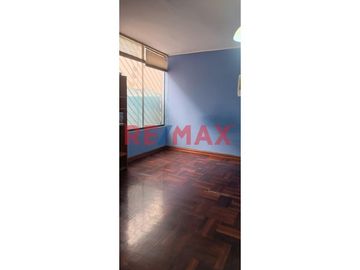 Venta de Amplia Casa de 120.25 m2 ubicada en Pasaje Los Olivos en la mejor zona de Pueblo Libre.

Primer piso:
- Puerta de entrada principal y carp