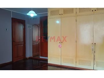 Venta de Amplia Casa de 120.25 m2 ubicada en Pasaje Los Olivos en la mejor zona de Pueblo Libre.

Primer piso:
- Puerta de entrada principal y carp