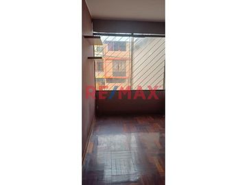 Venta de Amplia Casa de 120.25 m2 ubicada en Pasaje Los Olivos en la mejor zona de Pueblo Libre.

Primer piso:
- Puerta de entrada principal y carp