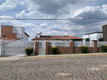 CASA EN VENTA EN TEQUISQUIAPAN EN VIÑEDOS SOL