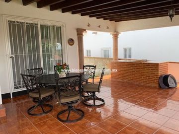 CASA EN VENTA EN TEQUISQUIAPAN EN VIÑEDOS SOL