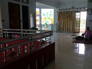Rumah mewah dengan kolam renang pribadi di jalan Umbul Permai