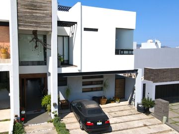 Casa en Venta en VALLE IMPERIAL con Campo de Golf, Zapopan, Jalisco.
