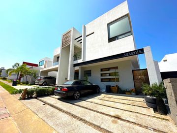 Casa en Venta en VALLE IMPERIAL con Campo de Golf, Zapopan, Jalisco.