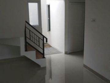 RUMAH 2 LANTAI BOGOR LOKASI YANG STRATEGIS (STASIUN CILEBUT CUMA 10 MENIT DAN DEKAT PINTU TOL)