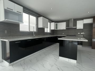 Casa en Venta de 5 recámaras con baño, Junto a Sonata Lomas de Angelópolis II