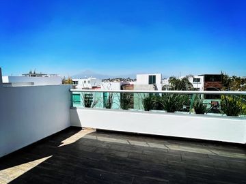 Casa en Venta de 5 recámaras con baño, Junto a Sonata Lomas de Angelópolis II