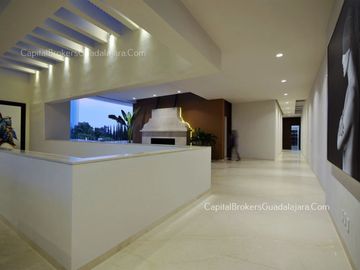Casa de Lujo con Alberca y Mucho Jardín cerca Bugambilias Sur ZMG