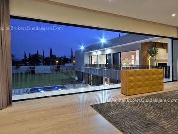 Casa de Lujo con Alberca y Mucho Jardín cerca Bugambilias Sur ZMG